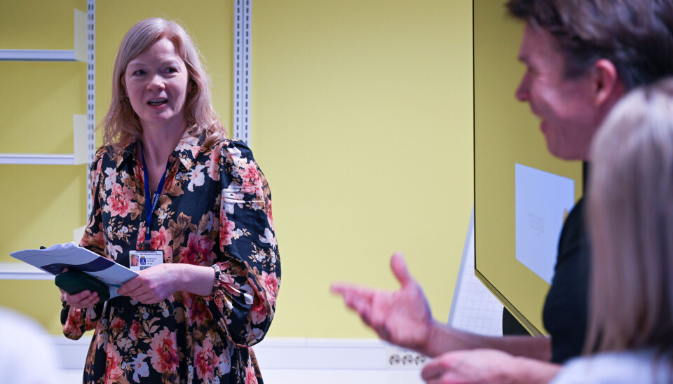 Marianne Myrbostad, rektor hos Kristiansund kulturskole (t.v) lovte regissør Hallvard Bræin at de vil hjelpe til med statister.