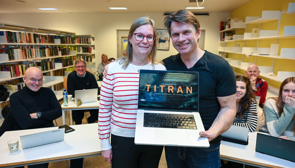 Line Karlsvik (SV) er leder i hovedutvalg for skole, barnehage og kultur. Her sammen med regissør Hallvard Bræin etter hans presentasjon av «Titran».