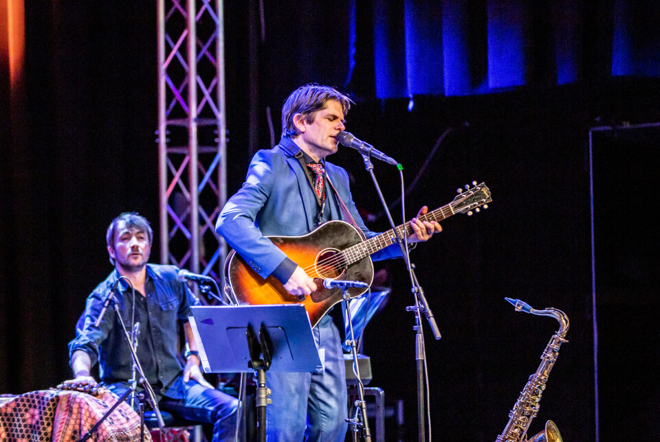 Lars Bremnes (gitar, saksofon, vokal), bak: Anders Engen (perkusjon, banjo, synth)