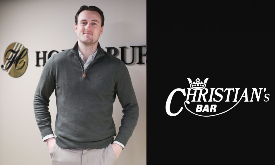 Thomas Hoem, eiendoms- og restaurantansvarlig i Hoem Gruppen AS. Christian's Bar sin velkjente logo til høyre.