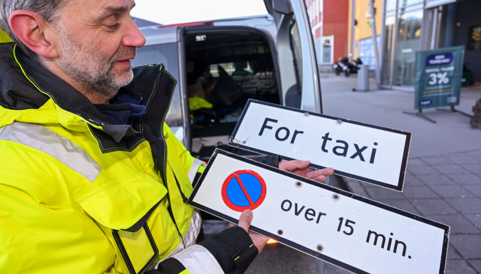 Knut Jarle Strand fra Kristiansund parkering er ikke som andre administrasjonssjefer. Han er selv ute og monterer. Her viser han frem det gamle doble skiltet.