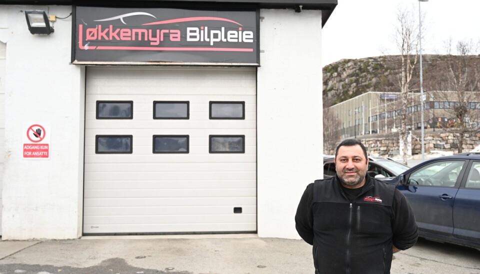 Kraftig røykutvikling ved Løkkemyra Bilpleie. Daglig leder Ibrahim Khoshnau sier at de ansatte fikk raskt kontroll på situasjonen.