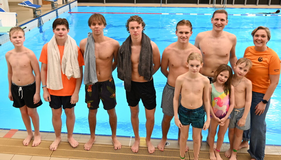 Dødsegjengen i Atlanterhavsbadet. Fra venstre: Eldar Johansen, Aron Gravås, Lukas Normann, Bastian Taknæs, Ludvik Warvik, Eirik Schalde, Linda Myrset Dønnem,
Foran fra venstre (stående til høyre i bildet): Sivert Lie, Emilie Schalde og Tobias Schalde.