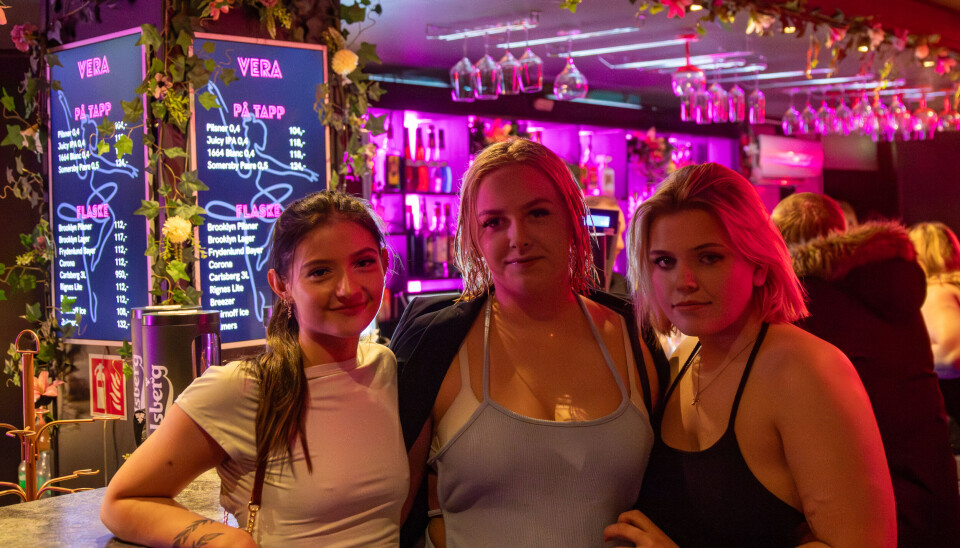 Fra v: Eline Kvalvåg (19), Martine Strømsvåg og Leah Louise Paulsen (18) – alle fra Kristiansund – på Vegas første kveld.