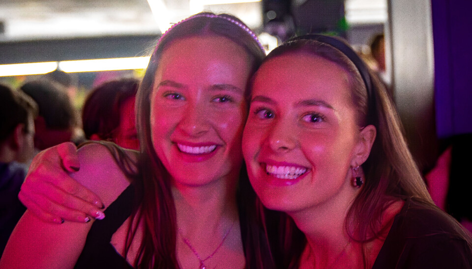 Oda Stokke (18 ) og Thea Stokke (18).