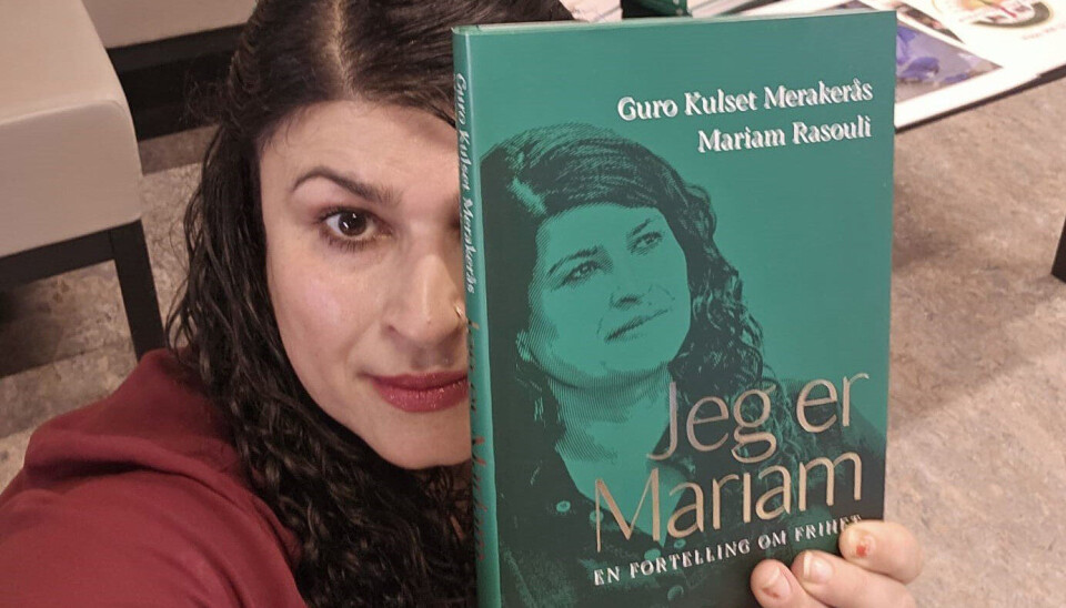 Mariam Rasouli med boken.