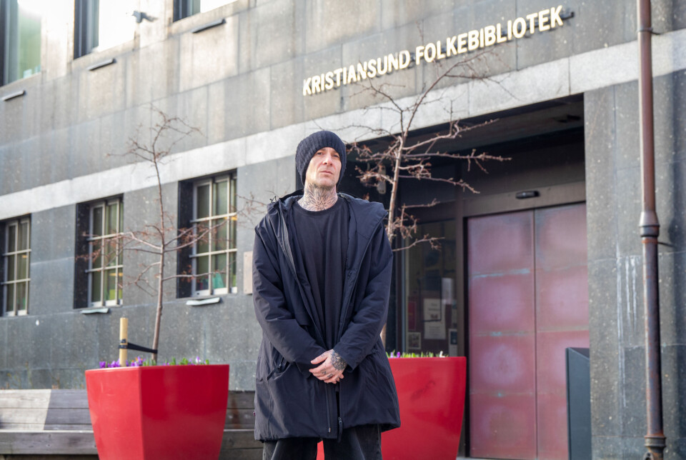 Karl E. Endresen fra Kristiansund Kunsthall foran Norges Bank-bygget hvor Kristiansund folkebibliotek har holdt til.