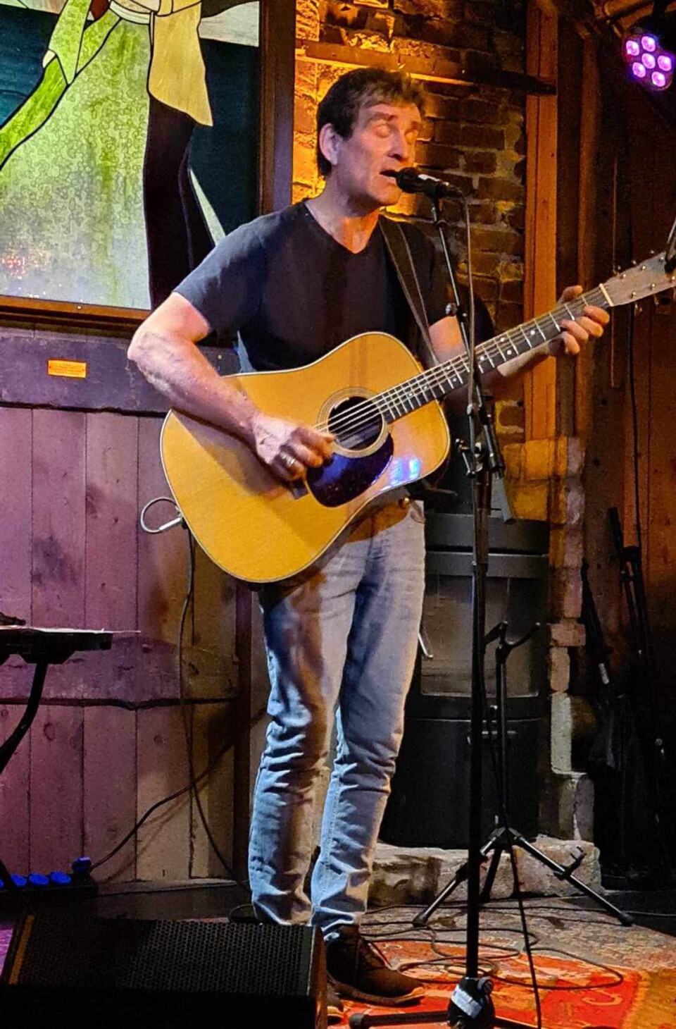 Per Aarsund i aksjon på scenen.