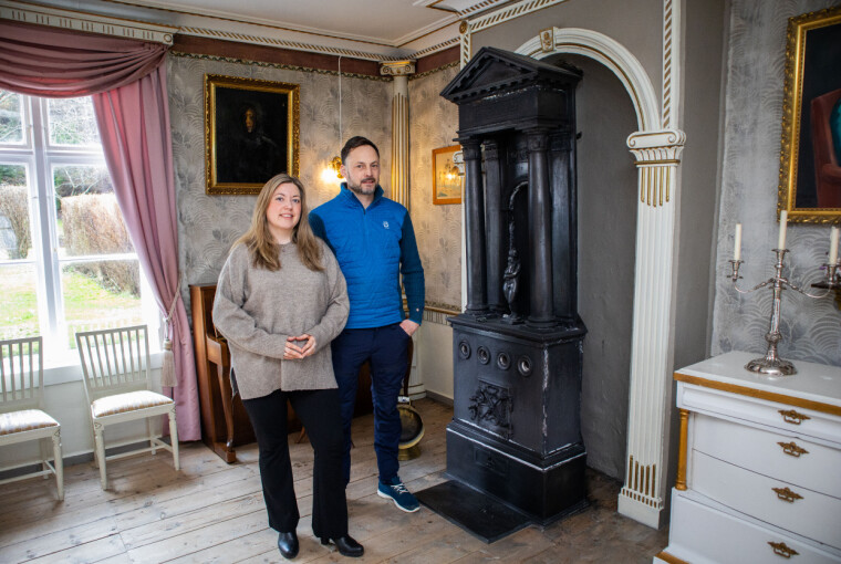 Fra venstre: Lill Snekvik (37, advokat) og Magne Brekstad (44, blikkenslagermester), foran ovnen fra tidlig 1800 tallet.