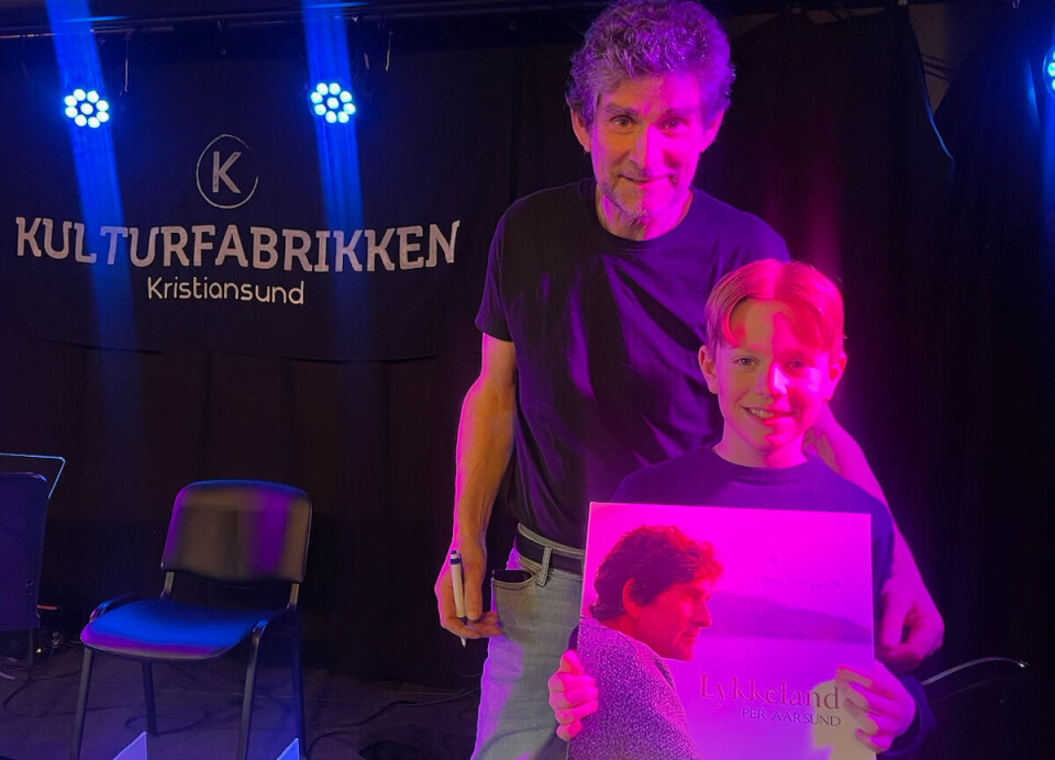 Per Aarsund og barnebarnet Levi Alexander Aasen Aarsund med LP-utgaven av albumet «Lykkelandet».
