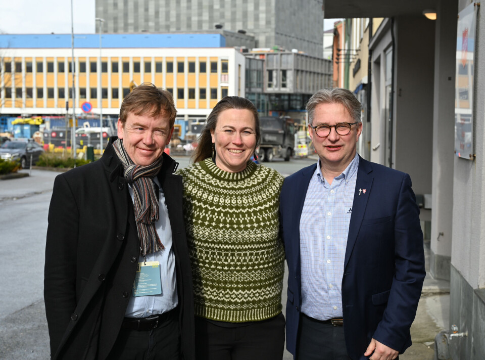 F.v.: Hans Stenøien, direktør ved NTNU Vitskapsmuseet, Eigunn Stav Sætre, direktør ved Nordmørsmusea og Svein Roksvåg, ordførar i Smøla kommune.