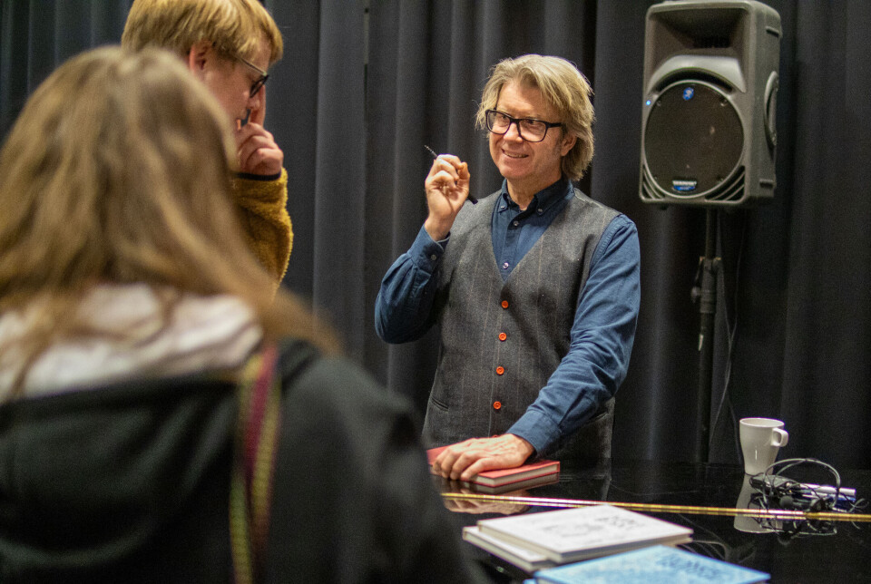 Are Sende Osen signerer bøker for publikum.