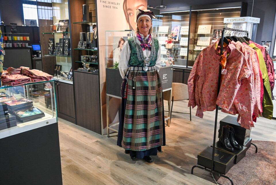 Merete R. Morch, selger for Gullsmed Unhjem i en Nordmørsbunad.