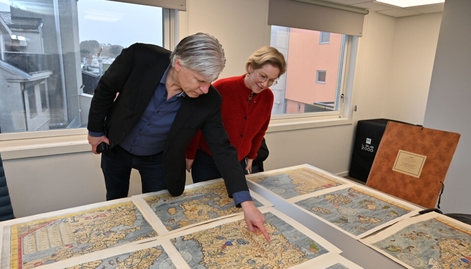 Ola Elvestuen (Stortingsrepresentant Venstre) peker på utgangspunktet for navnet til 'Normoria' på kartet fra Olaus Magnus, laget i Venezia, 1539, Navnet 'Normoria' er en latinisert versjon av 'Nordmøre'. Her er Elvestuen sammen med Hilde Eeg, (lokallagsleder Kristiansund Venstre)