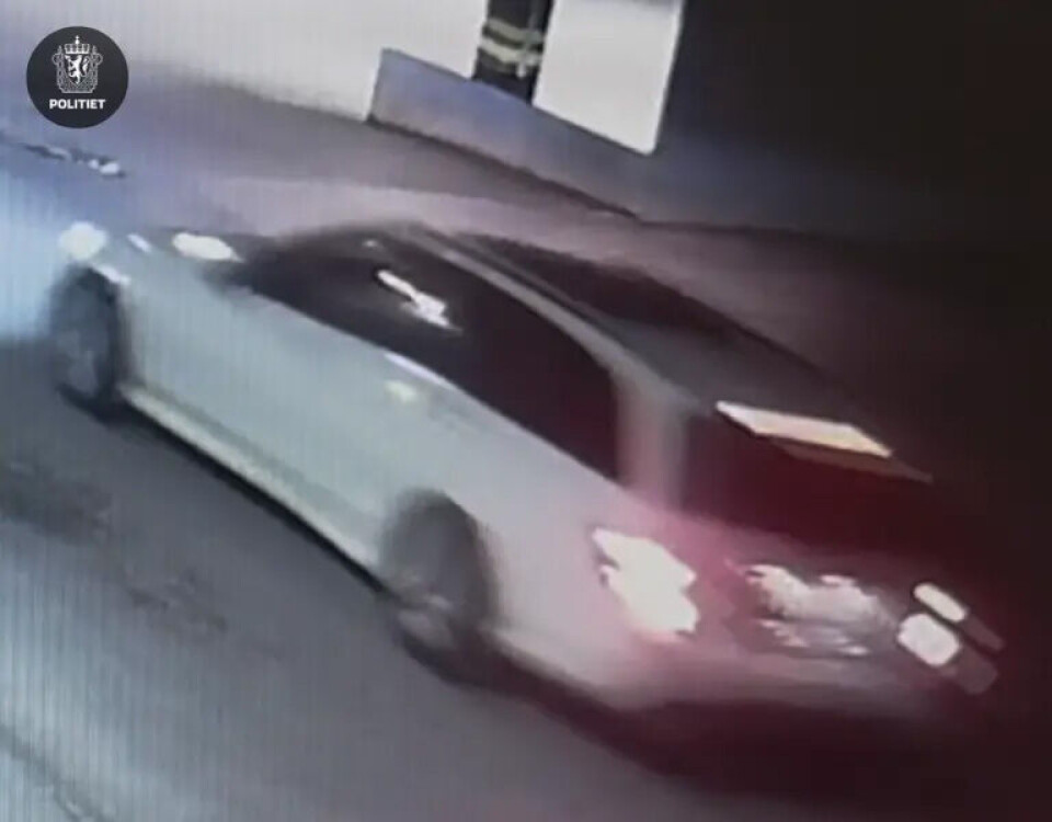 Overvåkingsbilde av en Mercedes stasjonsvogn.