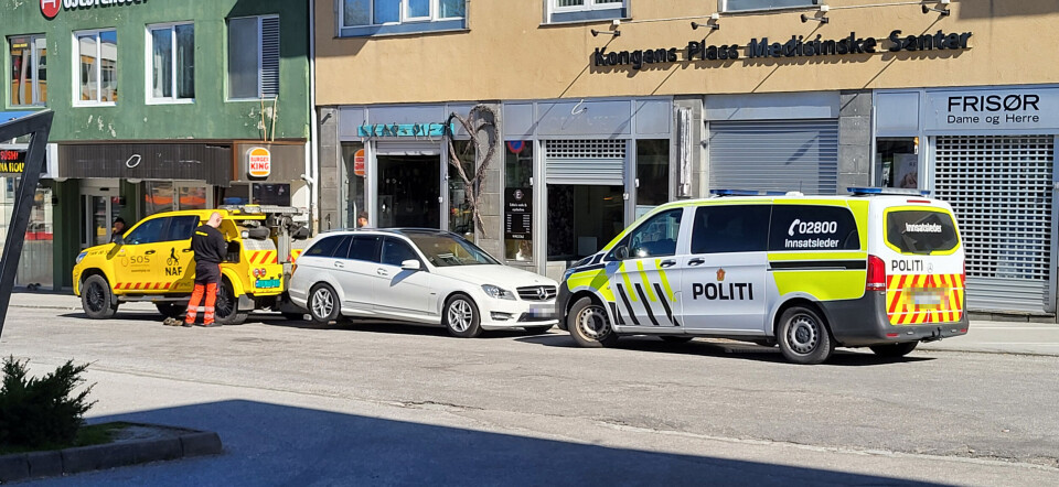 Her taues bilen bort.