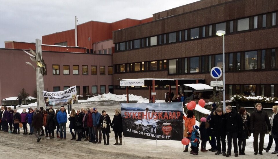 Det har vært mange kamper om å få beholde sykehuset i Kristiansund. 23. april 2025 var det over. Fotografiet er tatt under en demostrasjon i 2016.