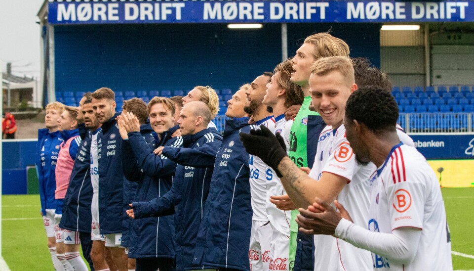 VIF spillere hilser bortesupporterene.