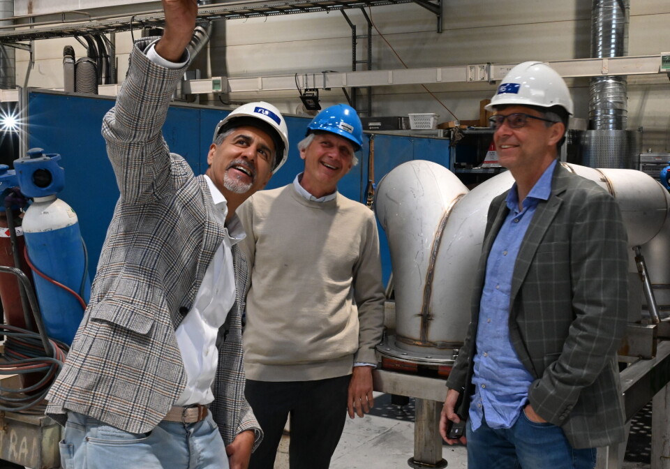 Fra venstre: Stortingsrepresentant og nestleder i Venstre, Abid Raja, tar selfie sammen med Lars Georg Backer (midten) fra Flatsetsund Engineering og Stortingskandidat for Venstre i Møre og Romsdal, Erik Rolfsen.