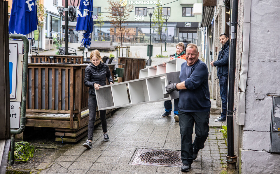 Her er arbeidslaget i full sving med å fylle opp flyttebilen. F.f.v.: Katarine Rønne og Geir Charles Hansen . B.f.v.: Mathias Dragseth og Roar Iversen.