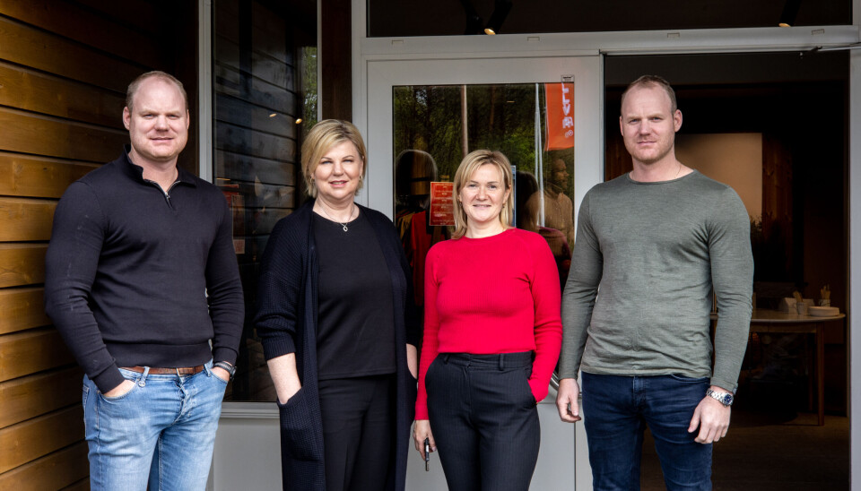 Staben på avdeling Atlanterhavsveien f.v. Frank André Skjelland, daglig leder Gunn Anne Vinje Lyngstad, distribusjon butikksjef Maria Andrejeva og Svein Eiliv Skjelland. De angrer ikke at de flyttet hit til Kårvåg.