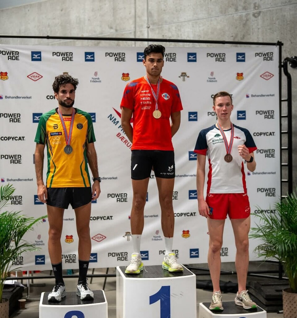 Kristoffer Sagli på toppen av pallen etter 3000 meter under NM. Vi i Aure Idrettslag er utrolig stolte av å kunne gratulere Kristoffer Sagli med gullmedalje i NM på 3000 meter i februar! 🥇
Kristoffer har lagt ned enormt med arbeid, og prestasjonen i NM viser hva som er mulig med målrettet trening, vilje og dedikasjon. Det er inspirerende å se en lokal utøver nå toppen – og vi er glade for å kunne støtte han på veien. Dette er bare begynnelsen, og vi gleder oss stort til å følge de ambisiøse planene han har for fremtiden. Her er det virkelig bare å følge med!