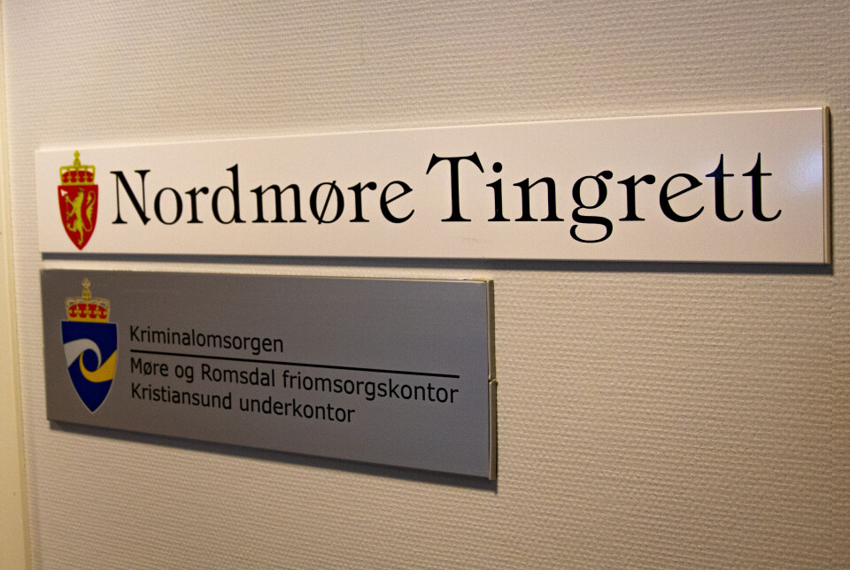 Skilt ved Tingretten i Kristiansund.