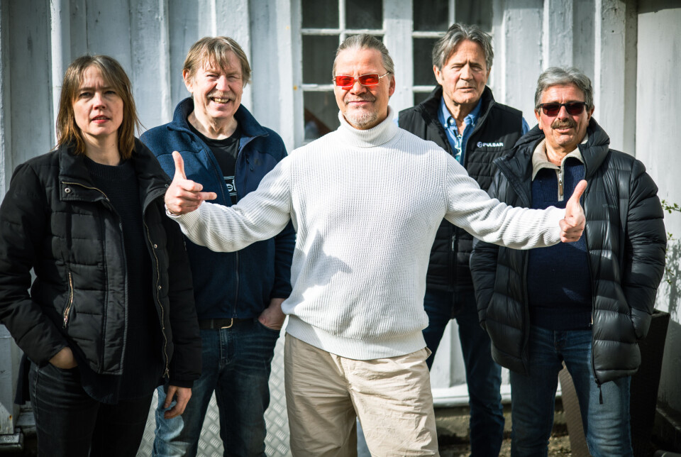 «Tett På» består av F.v.: Anne Dyrnes (gitar og vokal) Gøsta Lindh (trommer og vokal), Leif Inge Andaas (vokal), Terje Nordberg (bass) og Anders Grønseth (keyboard og vokal).