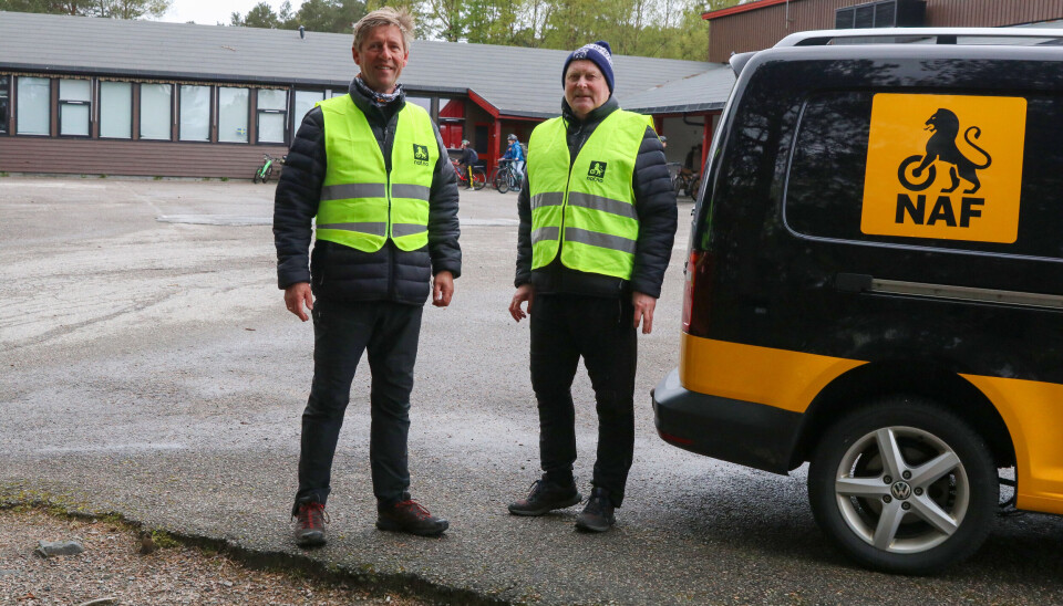 Fv. Svein Lystad (68) og Einar Hjelle (68) ved NAF-bilen.