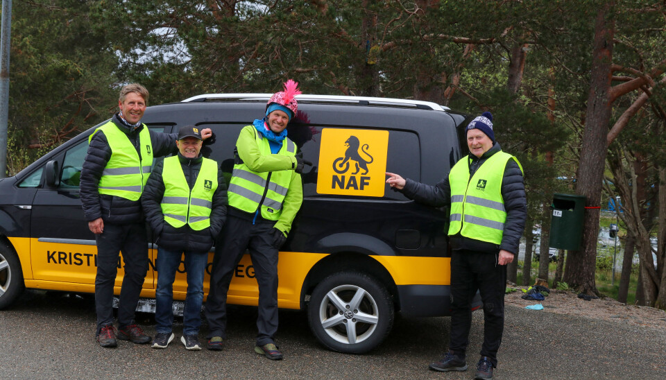 Fv. Svein Lystad (68), Geir Rune Hansen (55), Øyvind Kvernen (53) og Einar Hjelle (68) ved NAF-bilen.