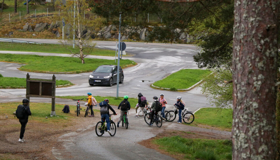 Syklende barn ved Rensvik skole.