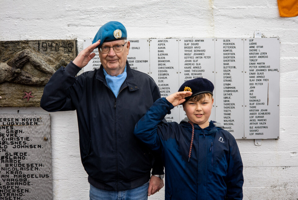 Arve Rovik, FN-veteran og Sigurd Seljehaug fra 5. klasse på Innlandet skole. Seljehaug fikk låne en berett for anledningen.
