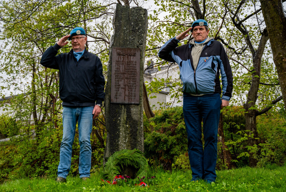Fra venstre, Arve Rovik og Rune '93' Kristiansen foran minnesmerket på Innlandet gravsted.