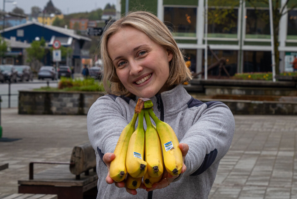Silje Sørborg ga bort bananer til de deltakende.