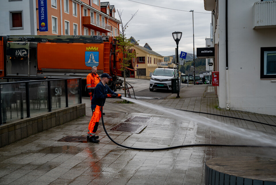 Kjetil Sæterdal og Torgeir Holm, Driftsoperatører i vann og avløp Kristiansund spyler gågata før 17. mai.
