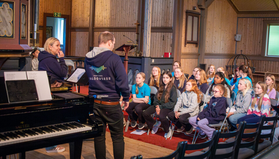 Rune Tylden og Cathrine Haukanes Brandvik instruerer kormedlemmene i Barnekoret i Kristiansund .