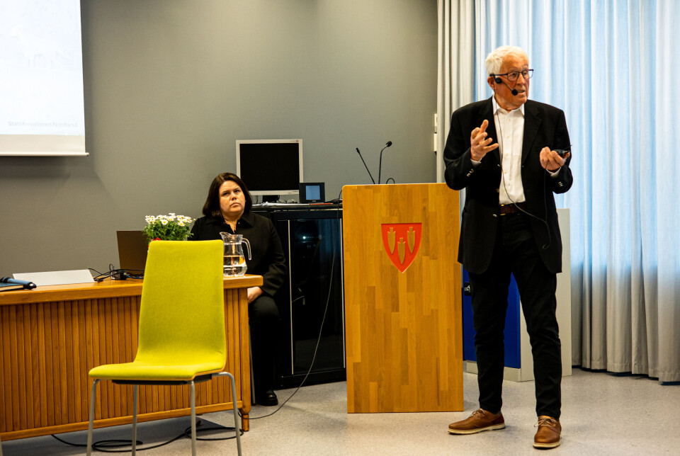 John Harry Kvalshaug og Ellen Hagen bak som styrer med teknologien bak lysbildene.