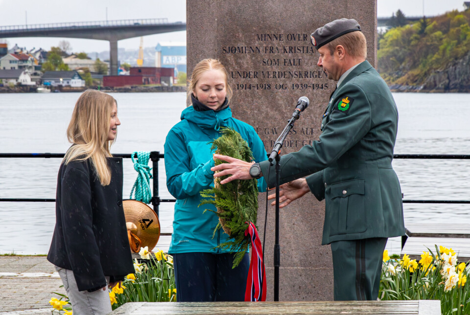 Fv. Eira Nørbeck, Martine Folkestad og Frank Robert Alfredsen fra Heimevernet legger ned krans.
