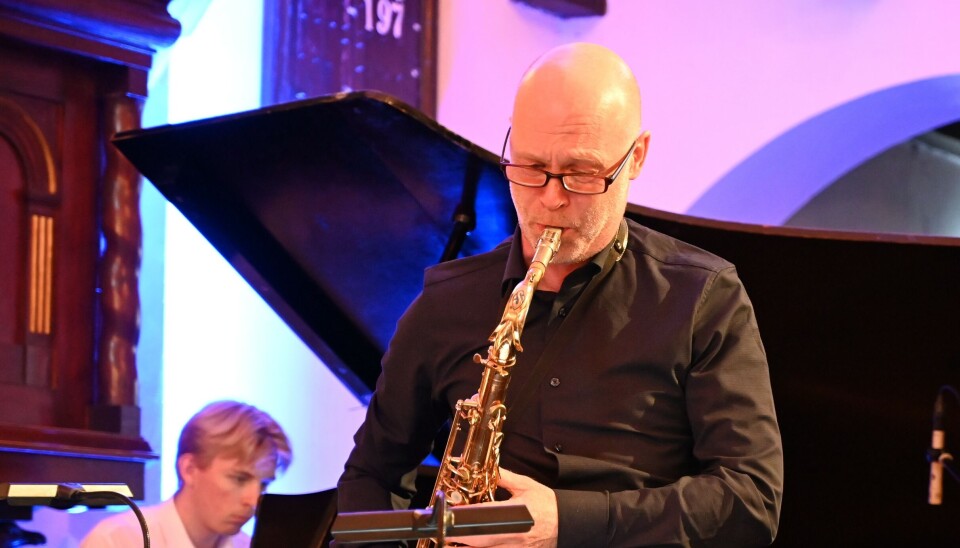 Solist Olav Tornes, med pianist Erik Leander Lilleby i bakgrunnen.