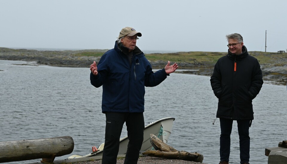 Værvandrer Roald Danielsen forteller, her sammen med Smølas ordfører Svein Roksvåg.