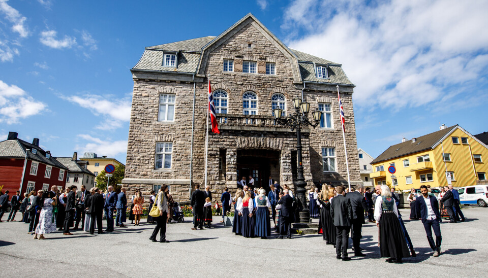 Festkledde familier og slektninger foran Festiviteten ved humanistisk konfirmasjon lørdag 10. mai i Kristiansund.