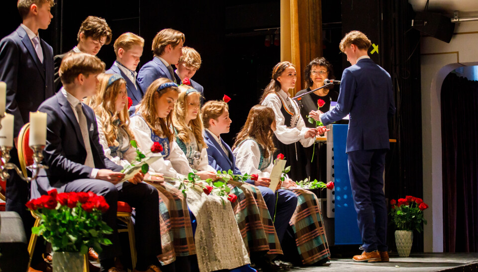 Konfirmantene mottar rose og diplom av kursleder Maria Holand.