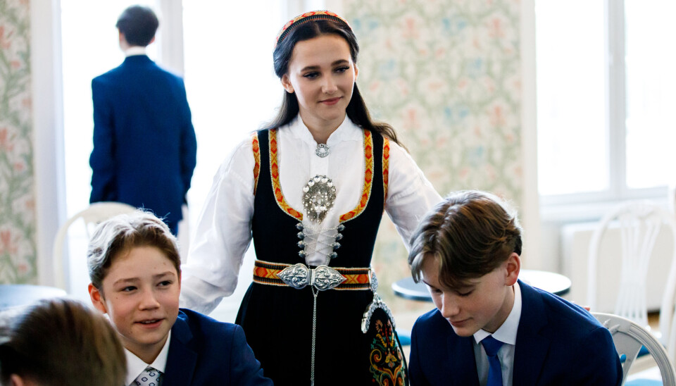 Kursleder Maria Holand tar en prat med noen spente konfirmanter før sermonien.