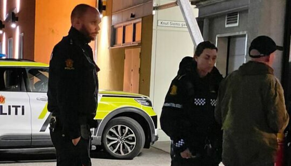 Her står politiet og snakker med en av gjestene ved Bar 75.