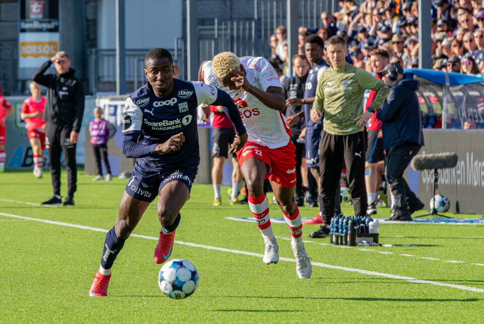 Mustapha Isah Ubandoma og KBK ruller opp på flanken.