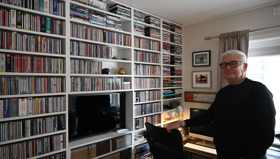 Gunnar Strømsholm med noe av sin musikksamling.
