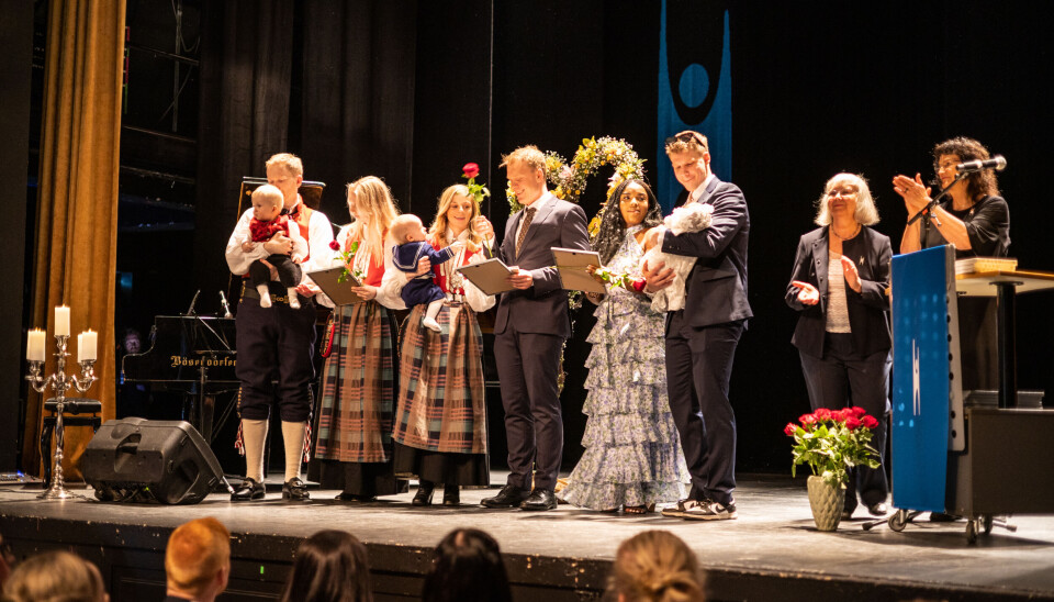 Fra venstre: 1. Isak Dalsegg Krane med foreldrene Synne Dalsegg Johnsen og Sindre Krane Olsen. 2. Filip Taknes Lian med foreldrene Sanna Hauan Taknes og Ole Ingolf Kværner Lian. 3. Winnie Josefin Sissoko Hermansson med moren Mawa Sissoko.