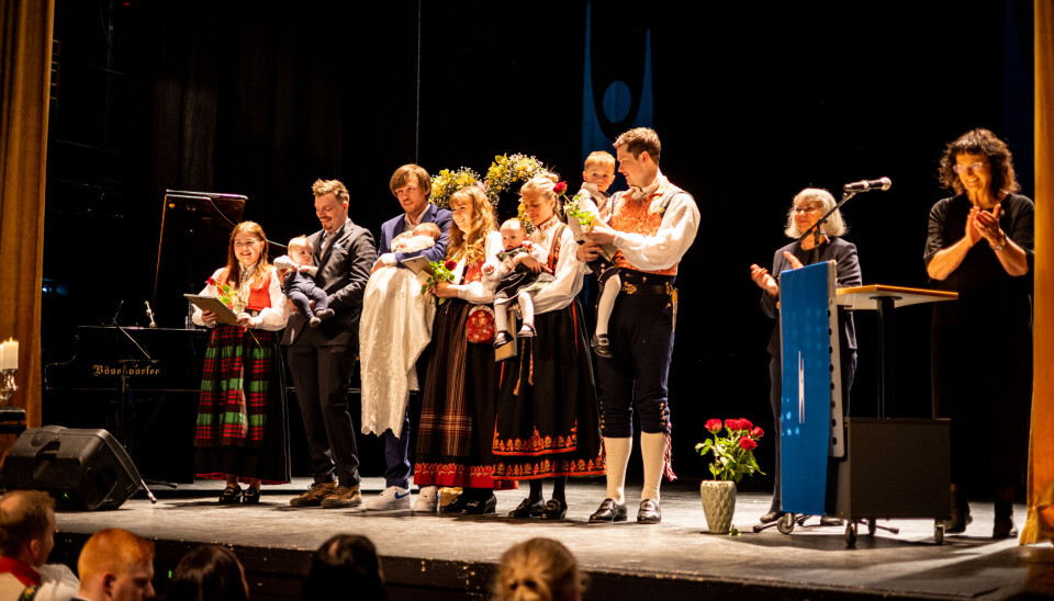 Fra venstre: 1. Iver Sørensen med foreldrene Anne Eide Olsen og Kjell-Eyvind Eriksen Sørensen. 2. Johannes Koskinen Tednes med foreldrene Ayla Koskinen Potornai og Mats Tednes Bjerkeset. 3. Ada Olea Ås Gjestad med foreldrene Tone Råket Ås og Arnt Terje Larsen Gjestad.