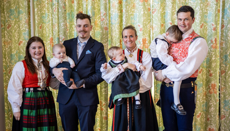 Fra venstre: 1.Iver Sørensen med foreldrene Anne Eide Olsen og Kjell-Eyvind Eriksen Sørensen. 2. Ada Olea Ås Gjestad med foreldrene Tone Råket Ås og Arnt Terje Larsen Gjestad.