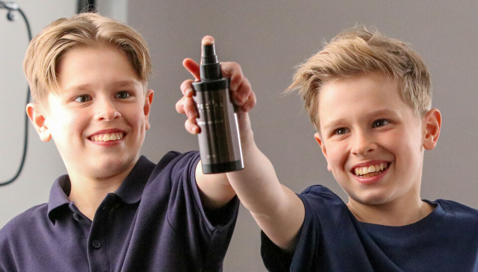 Tvillinghumor på høygir – mens pappa står bak kameraet. Alex Hestenes (11), Enzo Hestenes (11) Averøy.